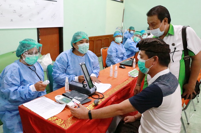 Vaksinasi Covid-19 Kedua, Bupati Suwirta Rasakan Hal Sama Saat Divaksin