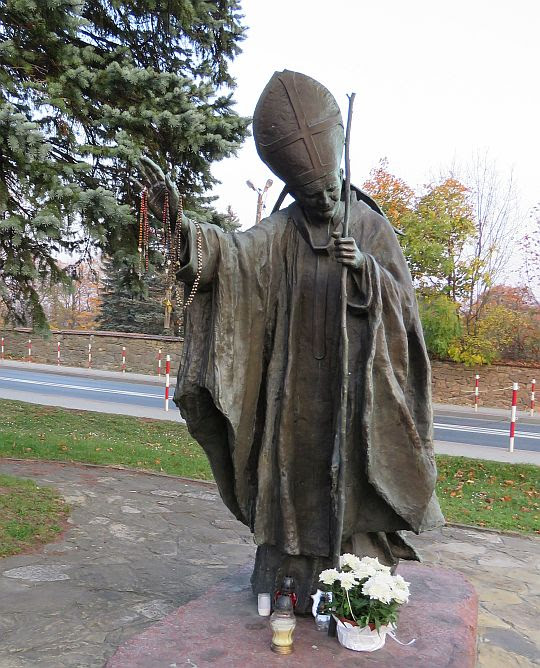 Pomnik Jana Pawła II upamiętniający kanonizację św. Jana z Dukli.