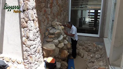 Bizzarri visitando uma obra em uma residência em condomínio em Atibaia-SP onde estamos fazendo a execução de uma cascata de pedra em um lago ornamental com pedra do rio com a parede de pedra em um jardim de inverno em sala de estar da residência. 16 de novembro de 2016.