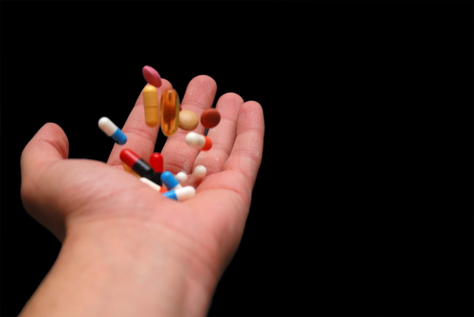 Human pills. Таблетки в руке. Фото на экран рабочего стола антидепрессант. Human Pills перевод.