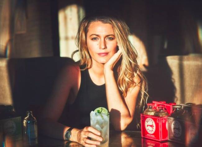 Blake Lively lanza ‘Betty Buzz' una línea de bebidas bajas en calorías en homenaje a su padre