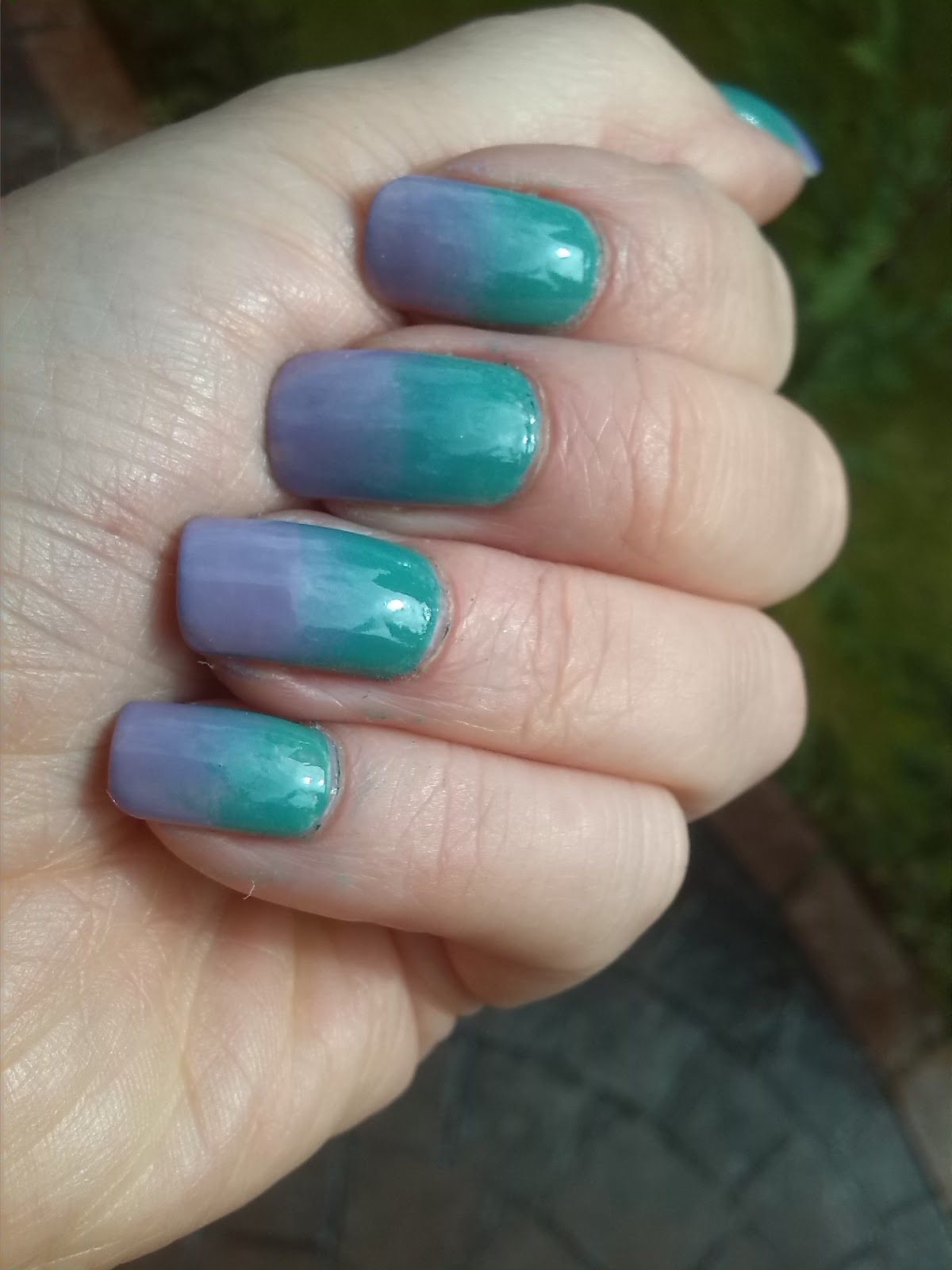 Gradient with Avon Peppermint and Avon Luxe Lavender