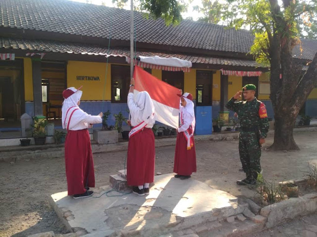 Babinsa Menjadi Inspektur Upacara Bendera