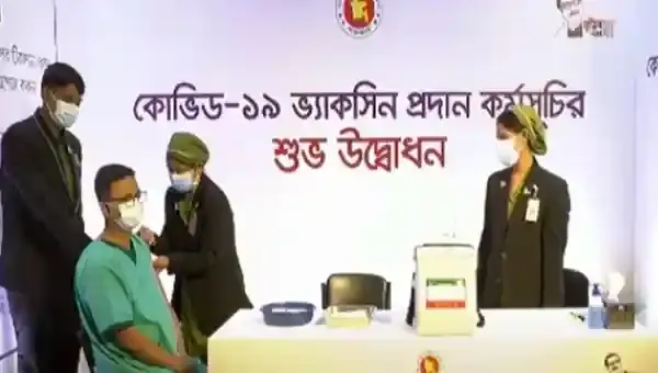 বাংলাদেশে প্রথমে যে ৫ জন নিলেন করোনার ভ্যাকসিন