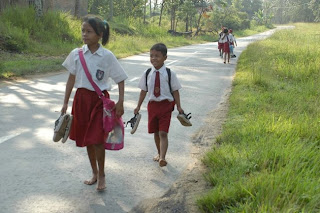 Blog Warga Kradenan: Semangat Anak Indonesia Mencari Ilmu