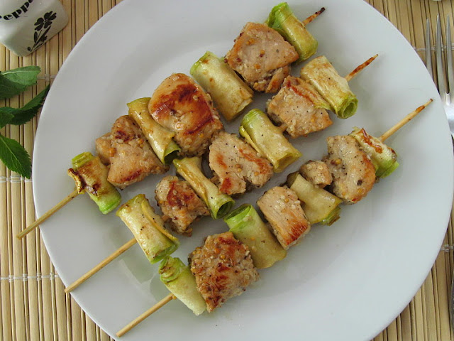 Куриные шашлычки с кабачковыми рулетиками на сковороде