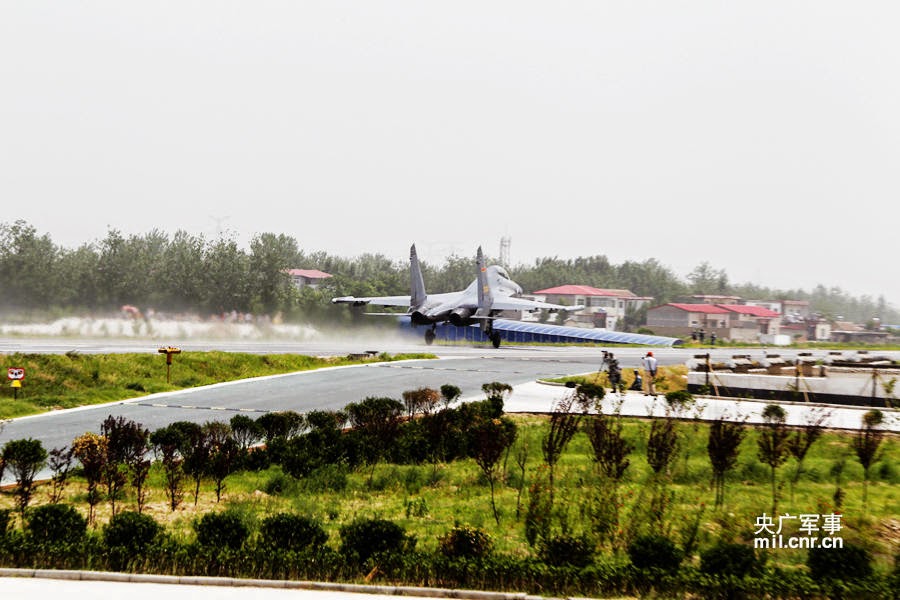 PLAAF+SU27UBK+aircraft+landing+on+the+highway+4.jpg