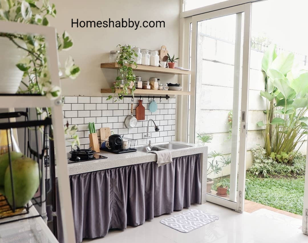 Desain Dapur Terbuka dan Semi Outdoor, Suasana Segar Menghadap Taman