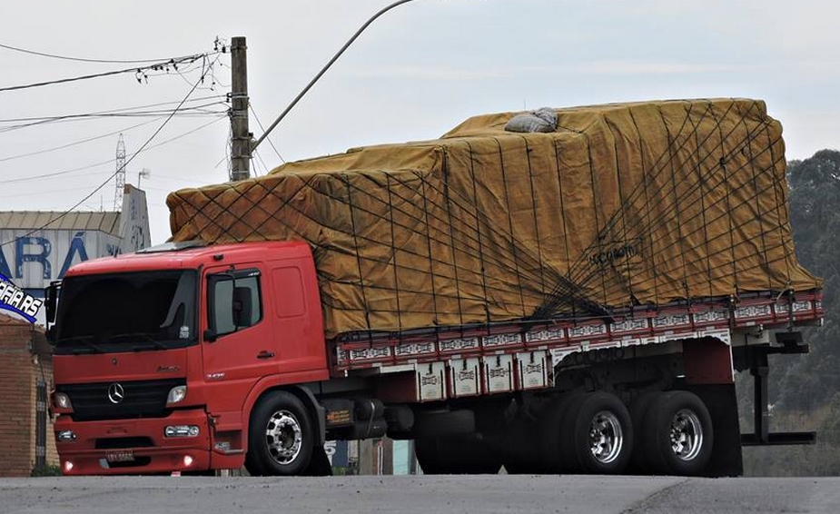 Caminhão com traseira alta: o que diz a lei?