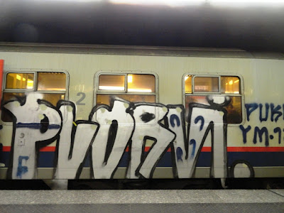 traffiti writing on train