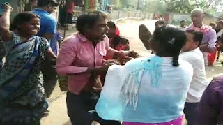 महिला सफाई कर्मी से छेड़खानी करना एक व्यक्ति को पड़ा महंगा, स्थानीय लोगों ने जमकर धोया महिला सफाई कर्मी से छेड़खानी करना एक व्यक्ति को पड़ा महंगा, स्थानीय लोगों ने जमकर धोया