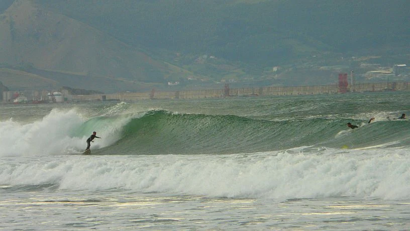 Surf en El Pasillo y el Peñón, playa de Atxabiribil, Sopelana