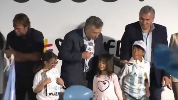 Un chico quería una foto y Mauricio Macri lo echó cruelmente del escenario en la marcha del ''Sí Se Puede'' Un chico quería una foto y Mauricio Macri lo echó cruelmente del escenario en la marcha del ''Sí Se Puede''