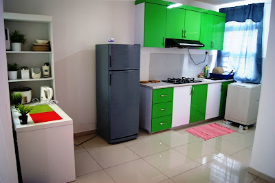 Kitchen kabinet dengan peralatan memasak yg moden,