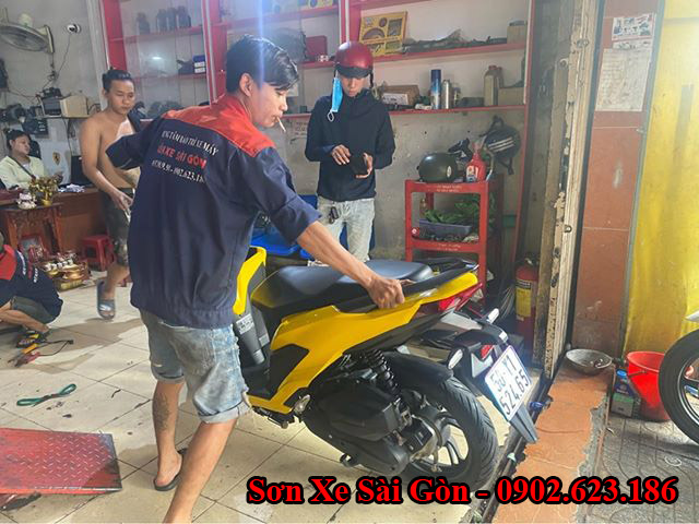 Mẫu sơn xe Honda vario màu vàng tươi cực đẹp