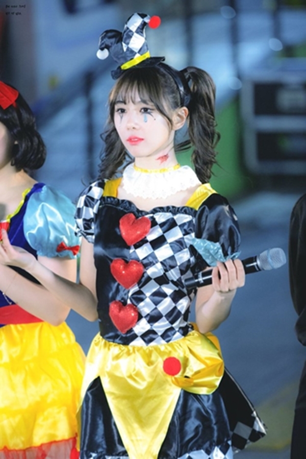 어제자 할로윈 분장하고 신촌에 나타난 아이돌.jpgif | 인스티즈