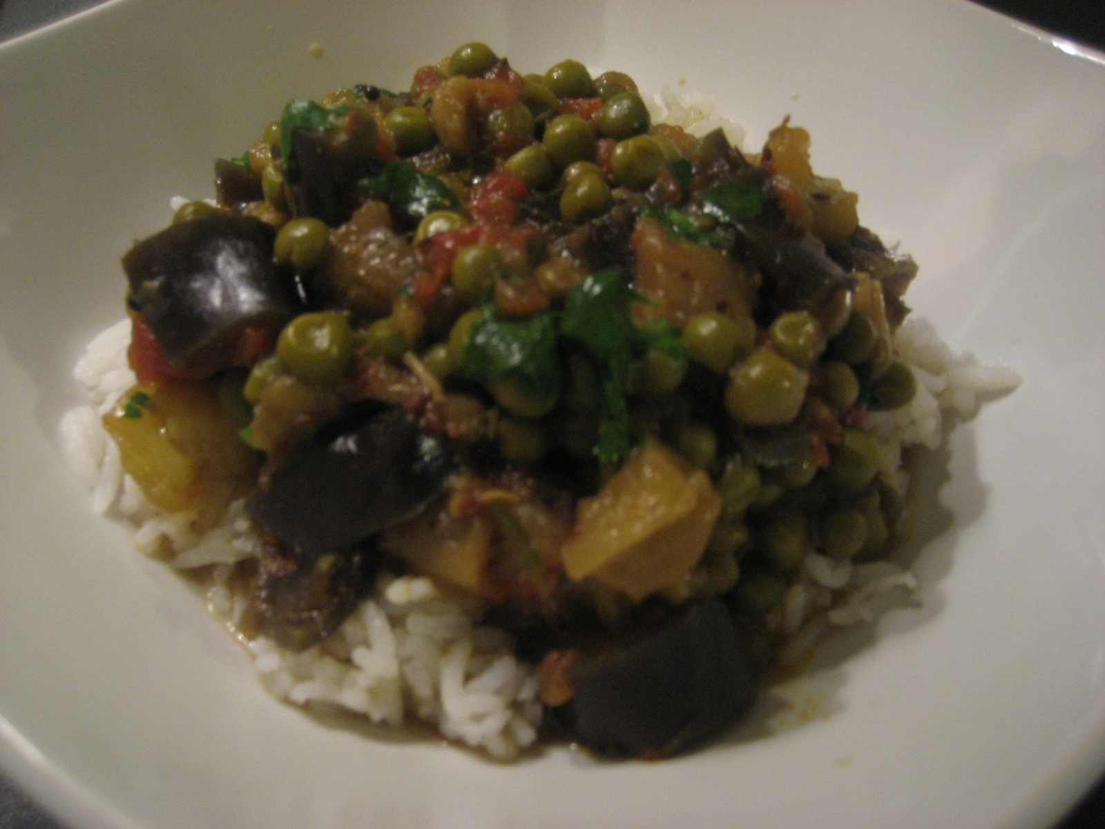 Aubergine/Eggplant and Peas Curry (Baingan Matar nu Shaak)