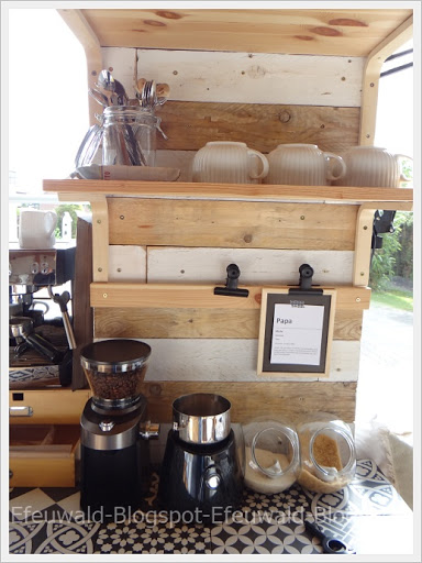 Neues aus der Kaffeeecke - Rückwand aus Altholz