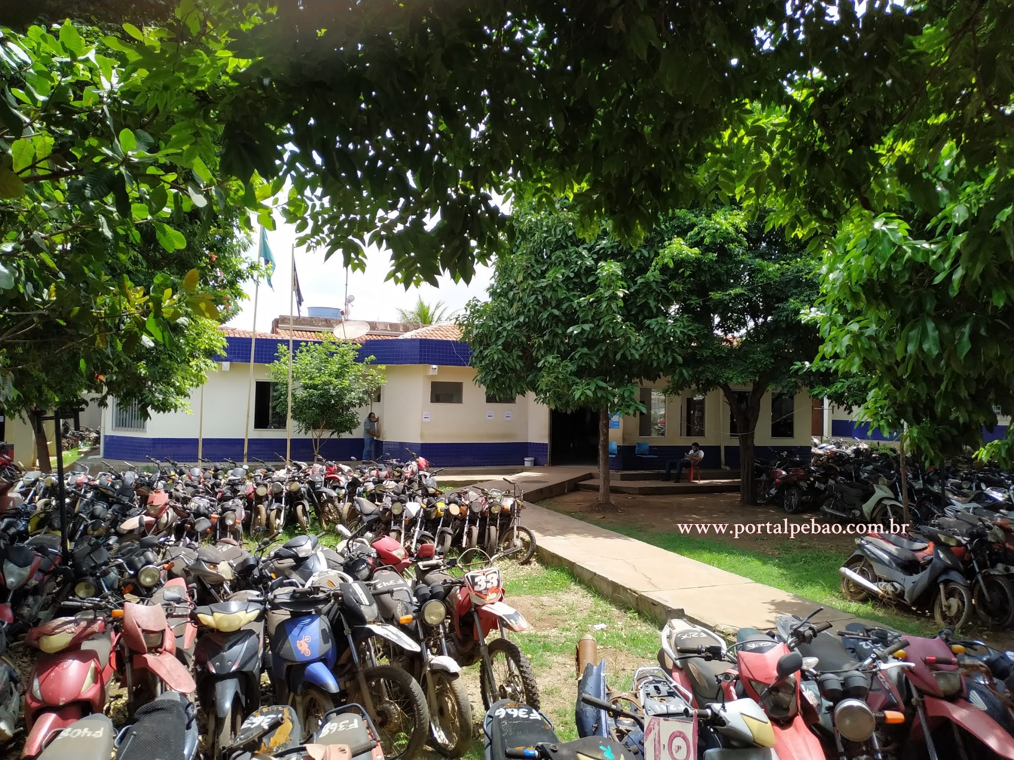 Chorando, mulher aborda policiais e denuncia agressor Antônio Carlos da Silva Filho foi preso no Bairro Novo Brasil, em Parauapebas, na noite desta terça-feira (1º), acusado de agredir a esposa. Segundo a Polícia Militar, a vítima abordou a guarnição durante policiamento ostensivo pelas ruas do bairro, em uma área de invasão. A vítima, chorando, informou que havia sofrido agressões físicas praticadas pelo homem. Os militares saíram em busca dele e o localizaram em estado de embriaguez alcoólica. Antônio ainda deu trabalho, resistiu à abordagem policial e acabou sendo algemado à força. Ele foi encaminhado para a 20ª Seccional Urbana de Polícia Civil, onde foi autuado em flagrante por violência doméstica, à luz da Lei Maria da Penha. (Luciana Marschall – com informações de Ronaldo Modesto) Chorando, mulher aborda policiais e denuncia agressor Antônio Carlos da Silva Filho foi preso no Bairro Novo Brasil, em Parauapebas, na noite desta terça-feira (1º), acusado de agredir a esposa. Segundo a Polícia Militar, a vítima abordou a guarnição durante policiamento ostensivo pelas ruas do bairro, em uma área de invasão. A vítima, chorando, informou que havia sofrido agressões físicas praticadas pelo homem. Os militares saíram em busca dele e o localizaram em estado de embriaguez alcoólica. Antônio ainda deu trabalho, resistiu à abordagem policial e acabou sendo algemado à força. Ele foi encaminhado para a 20ª Seccional Urbana de Polícia Civil, onde foi autuado em flagrante por violência doméstica, à luz da Lei Maria da Penha. (Luciana Marschall – com informações de Ronaldo Modesto)