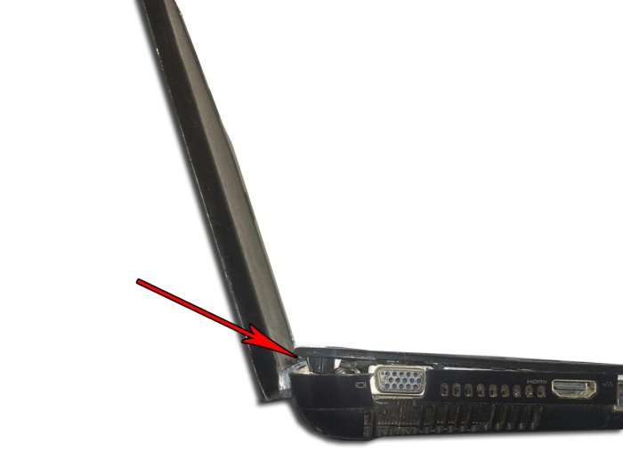 Computadora portátil que muestra el lado dañado