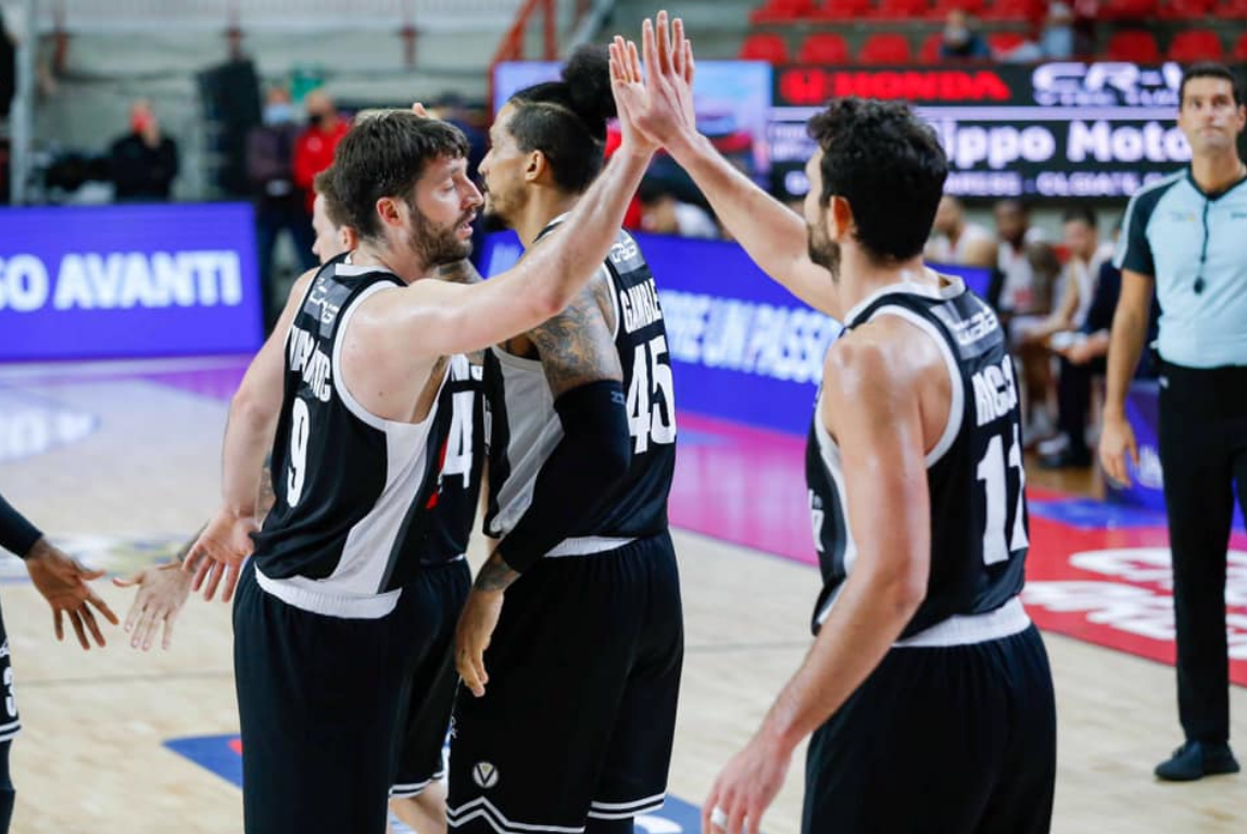 Basket, Play Off la Virtus Bologna vince 8372 fuori casa con l'Armani