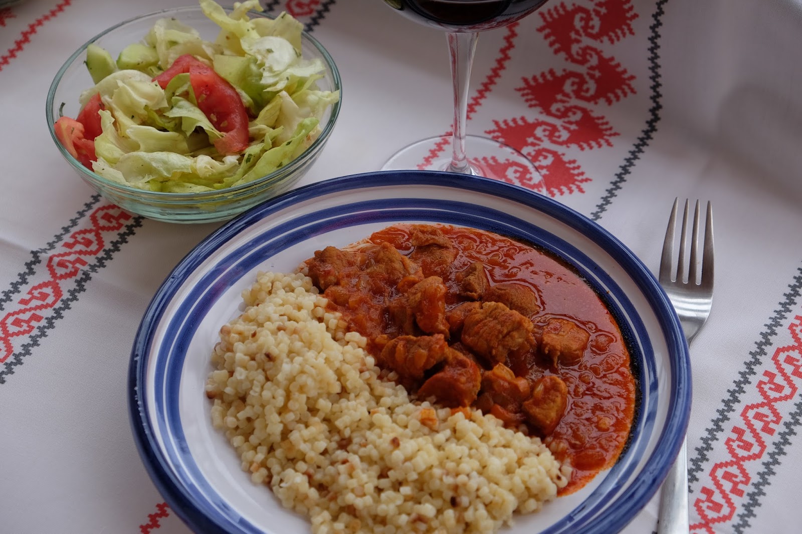 Ungarischer Schweine-Gulasch mit Eiergraupen - Sertéspörkölt tarhonyával