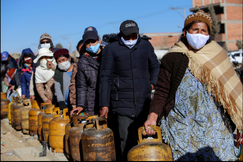 Las personas hacen fila para llenar sus balones de gas en El Alto, Bolivia, debido a una escasez del producto provocada por obreros del sector energético que dejaron de trabajar tras contraer COVID-19 / REUTERS