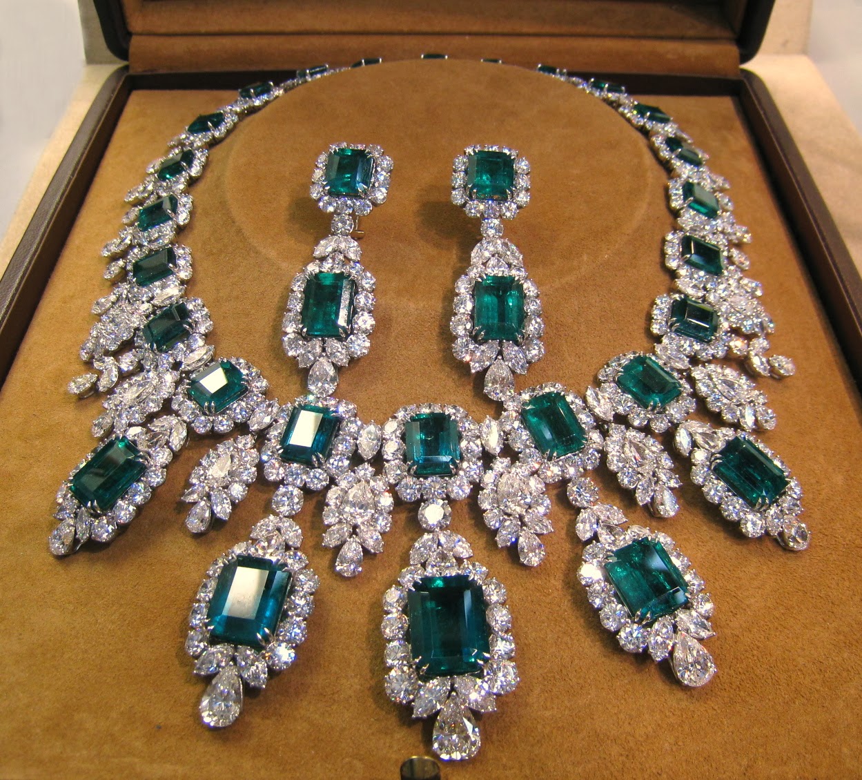 Emerald sets Outlet