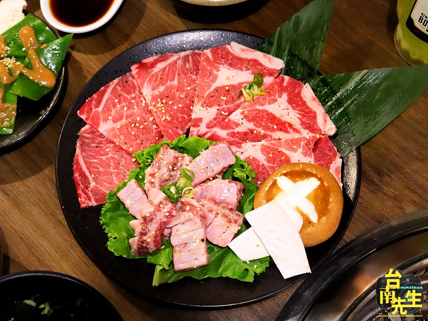 台南燒烤餐廳/嚴選冷藏頂級肉品/全牛套餐期間限定/木炭烘烤香氣撲鼻/桌邊代烤服務親切專業/傳承日式燒肉文化