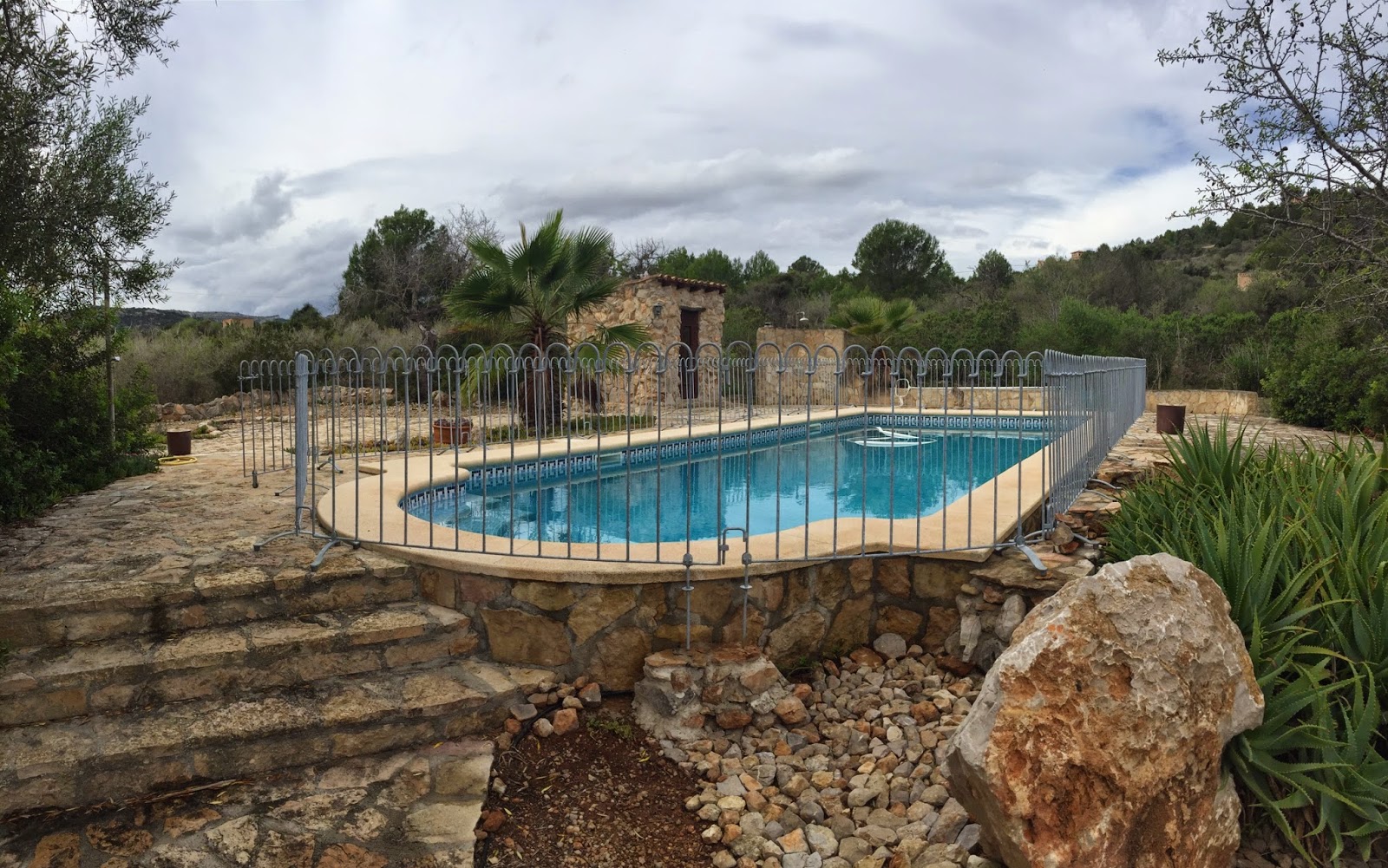 Teich- und Steckzäune von www.melabel.be: Poolzaun mit Standfüßen