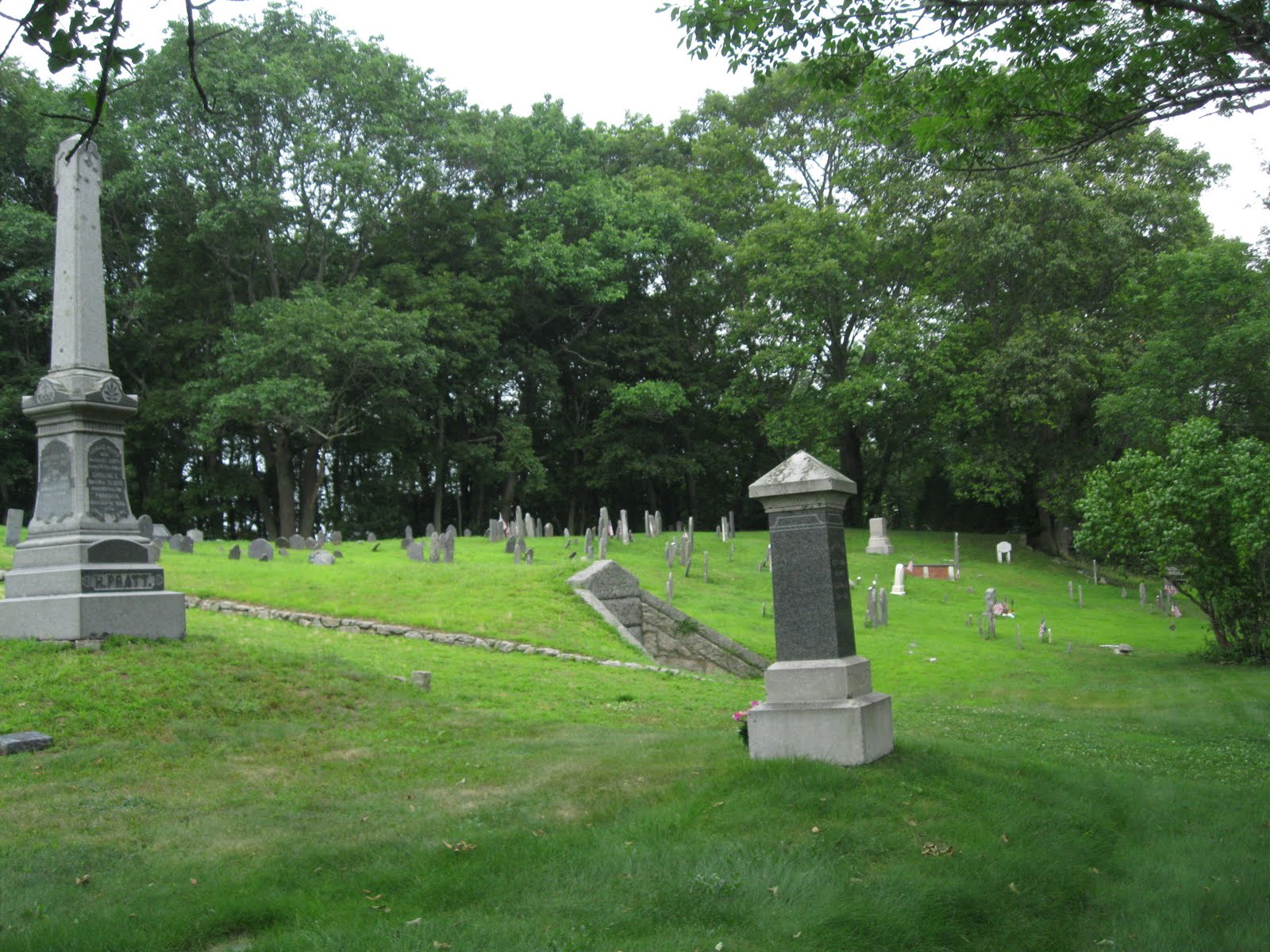 THE OLD COLONY GRAVEYARD RABBIT THE BEECHWOOD CEMETERY/OLDE BEECHWOOD