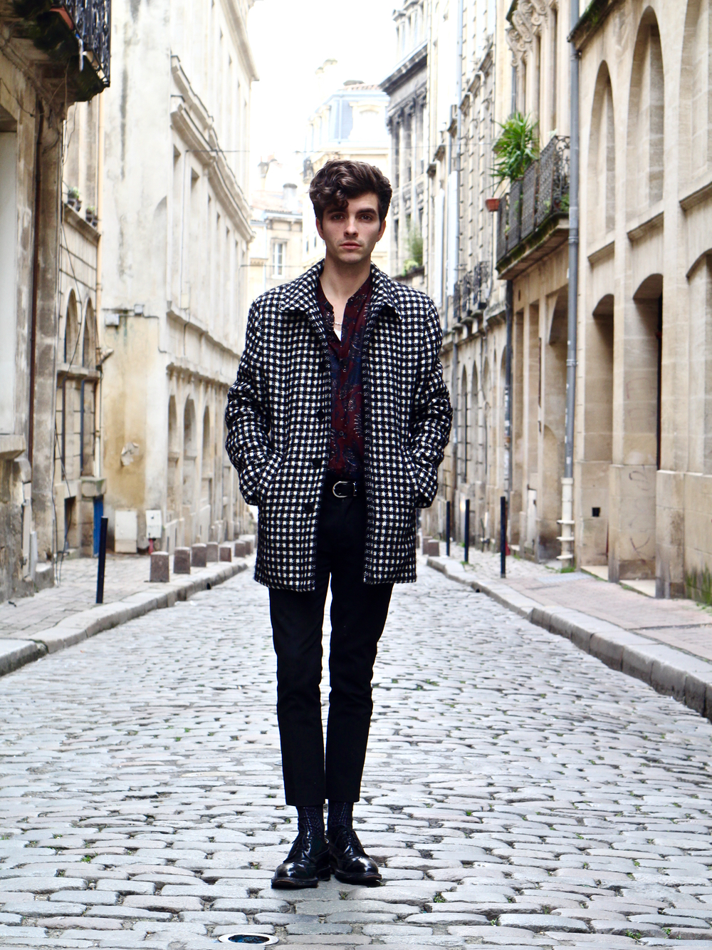 BLOG-MODE-HOMME-style-masculin-preppy-elegant-manteau-long-pied-de-coq-agnesb-chemise-soie-dries-van-noten-cetinure-montblanc-cuir-chaussettes-royalties-bagues-bijoux-collier-thomas-sabo-argent-massif-t-shirt-blogueur-paris-bordeaux (2) johnny depp