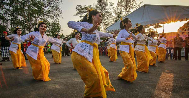 Pengertian dan Contoh Tari Kelompok Pengertian dan Contoh Tari Kelompok