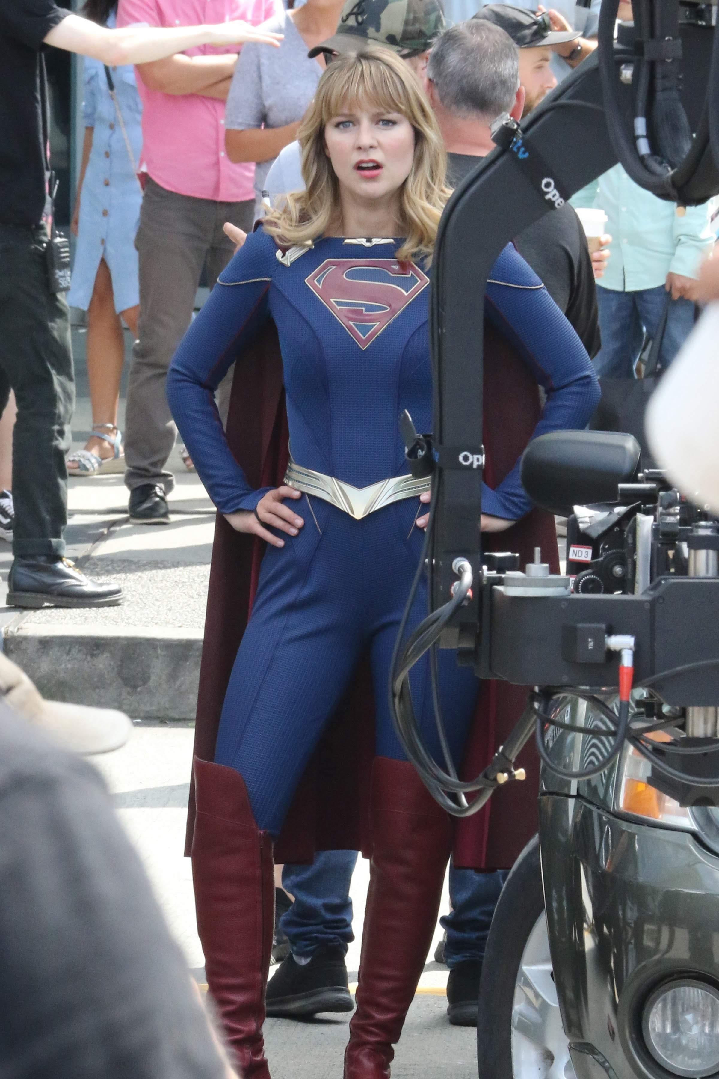 Melissa Benoist On The Set Of Supergirl In Her New Costume 空飛ぶヒロインの新コスチュームを身に着けたメリッサ ベノイストが初めて 公けの場に登場した スーパーガール シーズン 5 撮影中のセット フォト B Side Of Cia