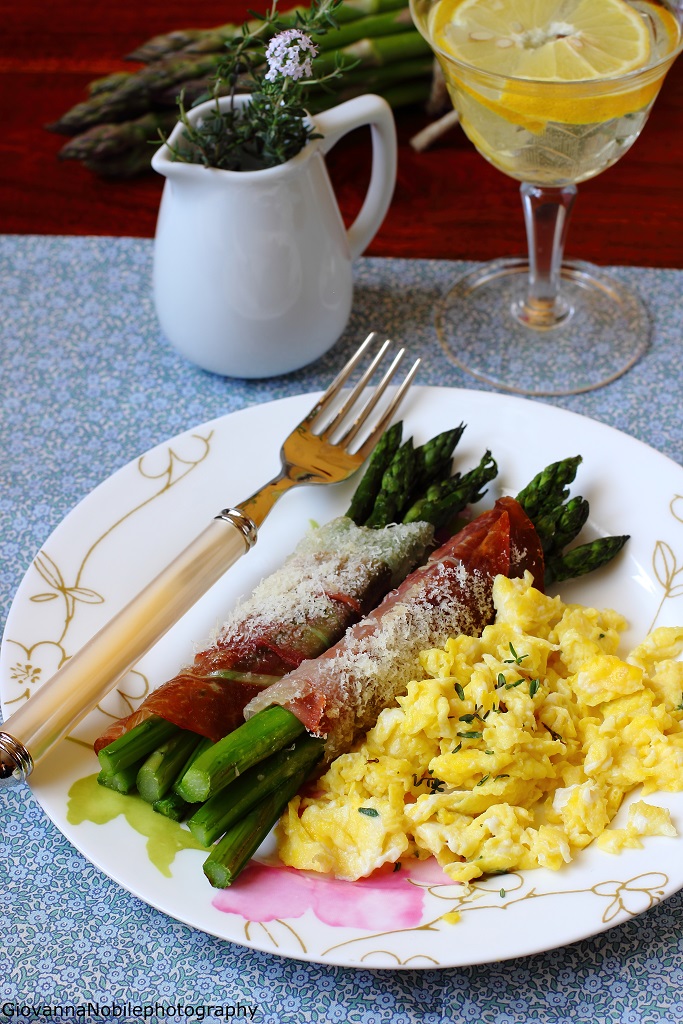 Asparagi con prosciutto crudo e parmigiano al forno e uova strapazzate