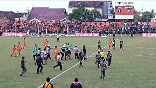 Liga 2 Rusuh Lagi, Wasit Dikeroyok di Laga PSIR vs Semen Padang