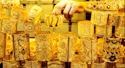 أسعار الذهب اليوم في السعودية اليوم الخميس 20 يناير 2022 للشراء والبيع بالريال السعودي مقابل الدولار الأمريكي. حيث سوق الذهب السعودي، أو  السوق العالمي ، لا يقتصر على الذهب على النساء فقط ، في الوقت نفسه والتي  تهم تجارة الذهب جميع الفئات الاجتماعية.
