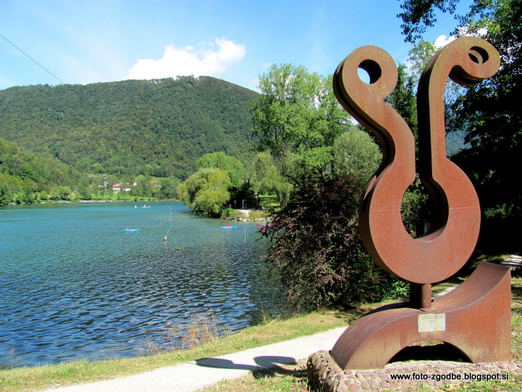 Most na Soči, peš pot ob jezeru, skulptura Slovenija, S. Primorska, Posočje