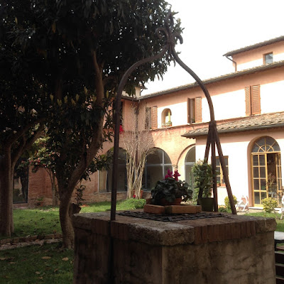 Ex Convento di Santa Marta a Siena: chiostro affreschi monocromi con scene di vita eremitica