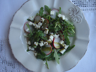 Rucola cu ridichi, feta si ulei de dovleac
