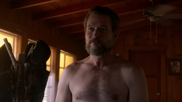 James Tupper shirtless in Revenge 4-04 "Meteor" 