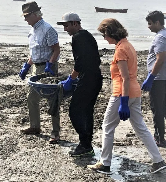 King and Queen participated in the world's largest beach cleanup project with the initiator and volunteers on the Versova beach