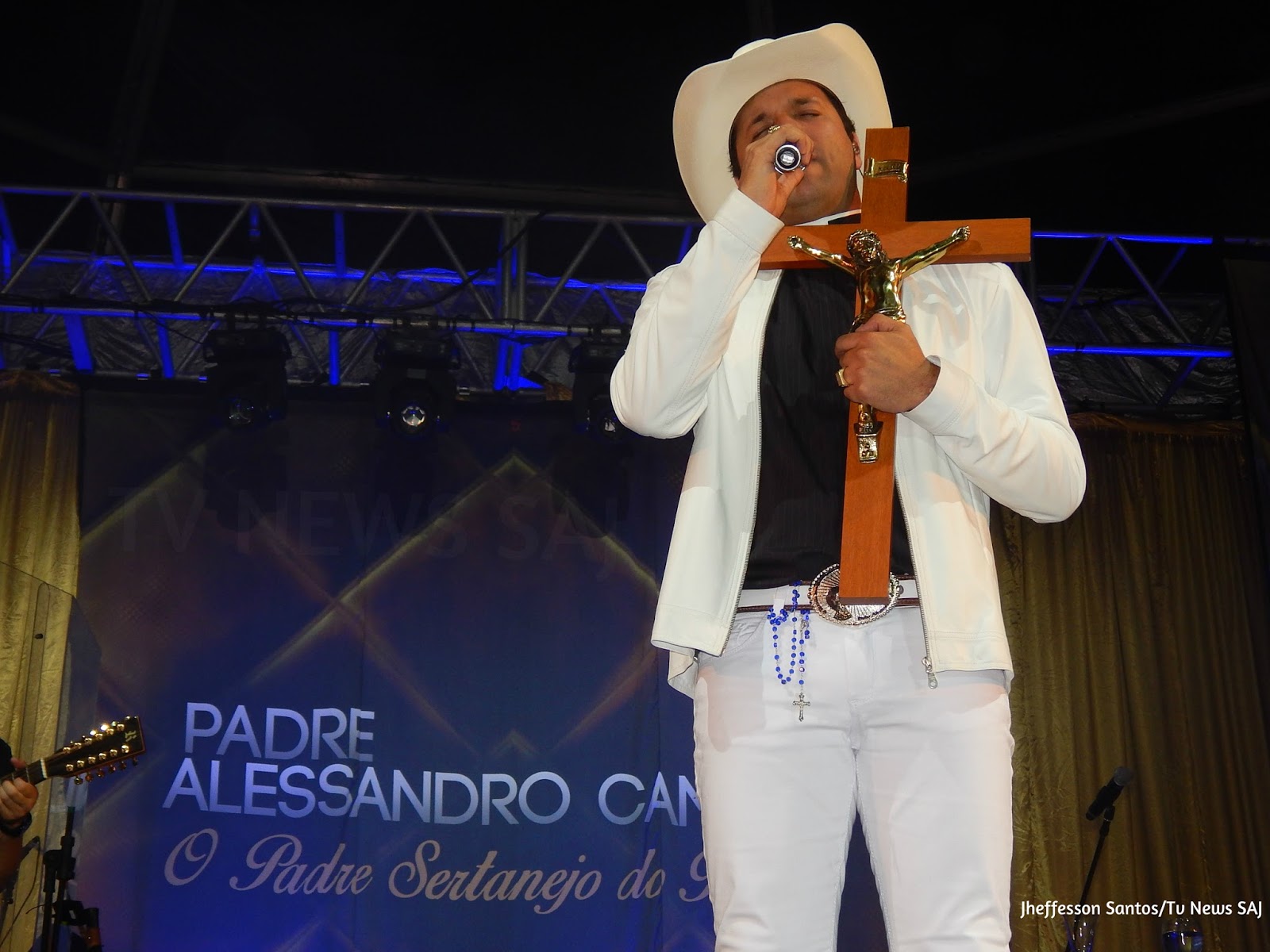 Show do Padre Alessandro Campos reúne multidão em Santo Antônio de Jesus