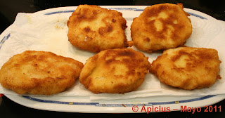  <strong>Huevos</strong> fritos rebozados en <strong>bechamel</strong> con salsa de tomate 