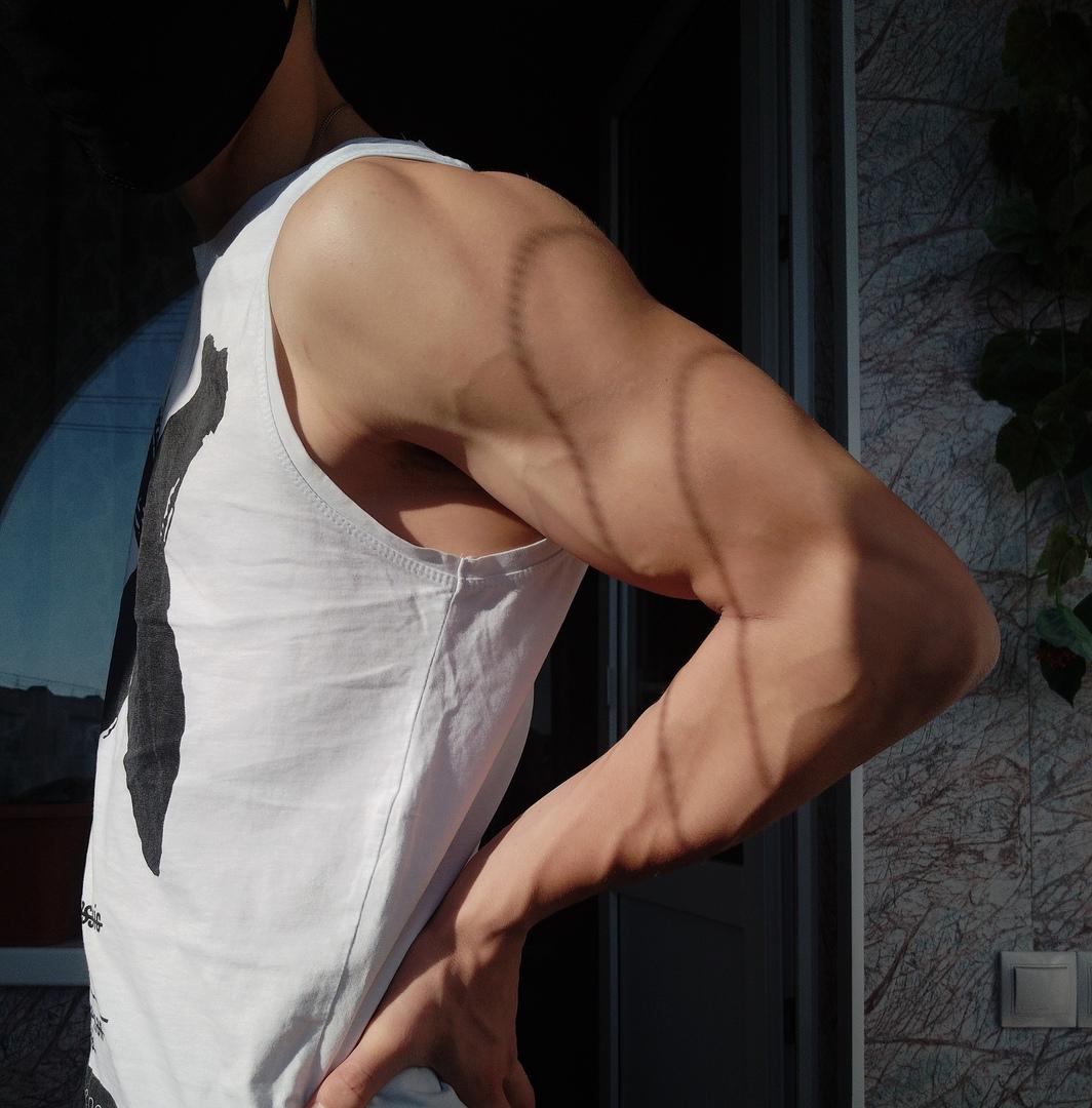 cute-gay-twink-arm-triceps-anonymous-grindr-bottom