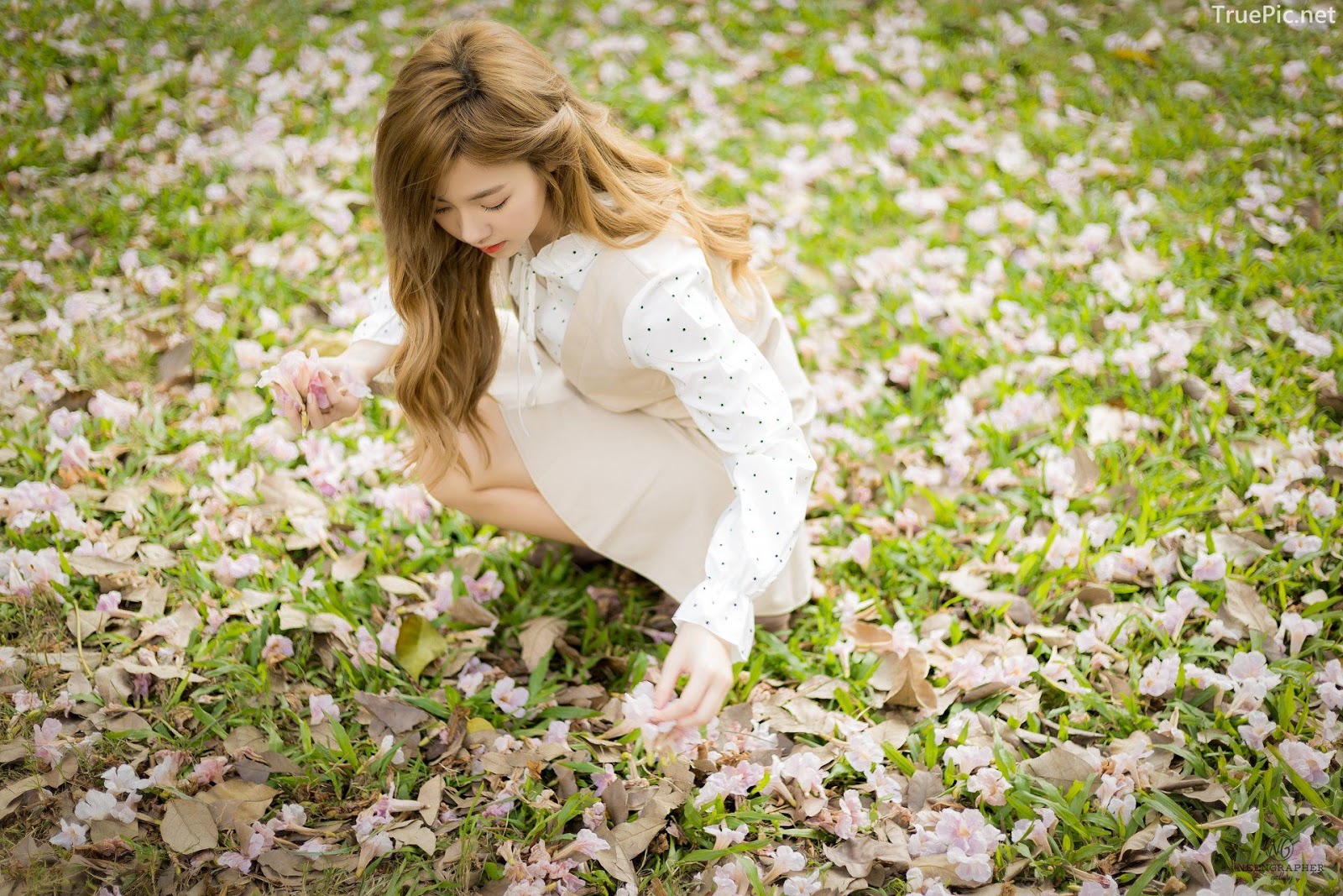 Thailand cute model Nilawan Iamchuasawad - Beautiful girl in the flower field - Photo by จิตรทิวัส จั่นระยับ - Picture 40