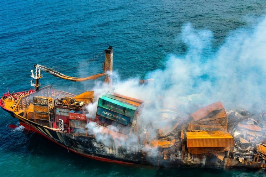 The MV XPress Pearl: A Singaporean container ship sank off Sri Lanka due to a fire and fears of an oil spill A Sri Lankan government minister said on Wednesday that a fire-ravaged Singapore container ship that was due to be towed to sea has started sinking near the country's main port, raising fears of a possible oil spill.