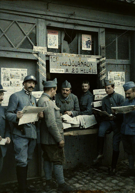 Французские солдаты у киоска с газетами. Франция 1917