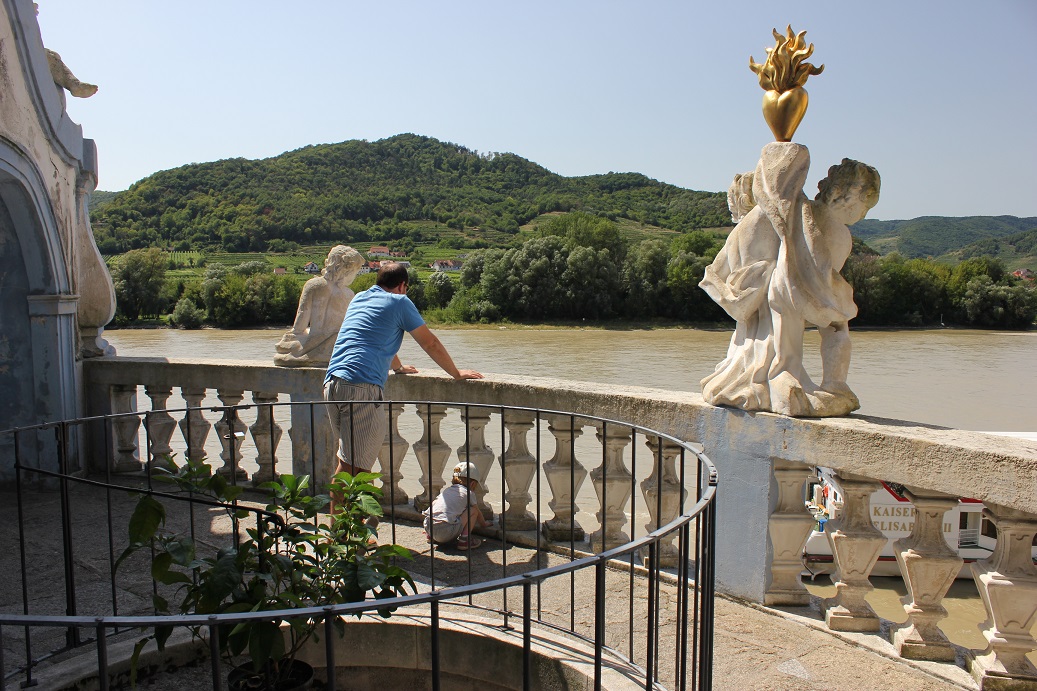 pohled na Dunaj a vinice z kláštera Dürnstein