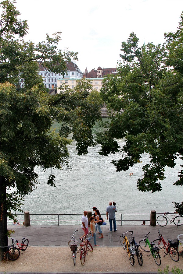 Pas grandchose Floating down the Rhine in Basel